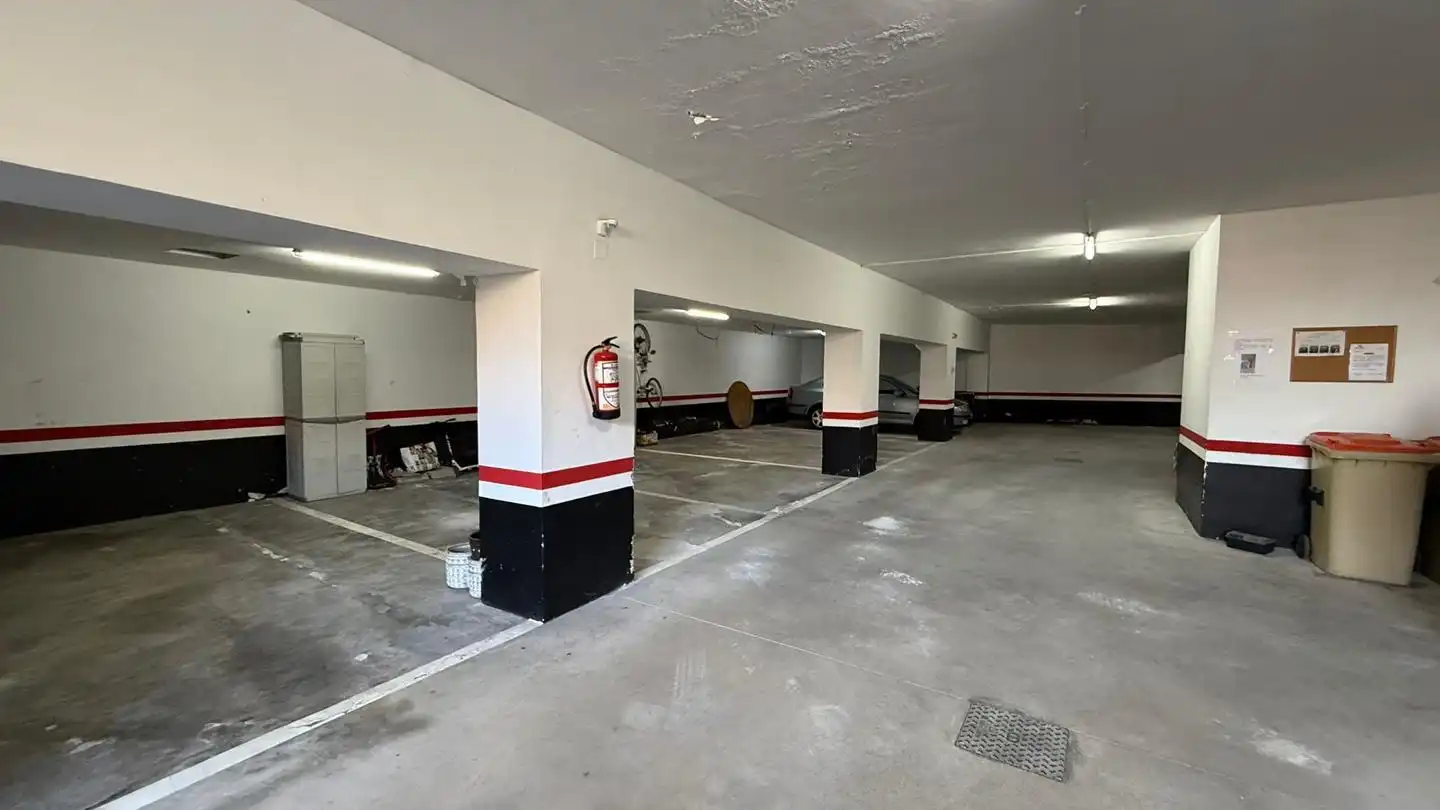 Aparcament de Pis en venda en Castro-Urdiales amb Calefacció, Parquet i Terrassa