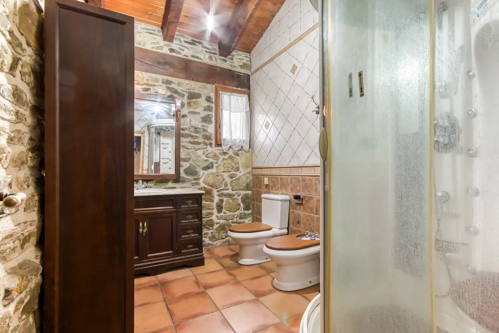 Badezimmer von Country house zum Verkauf in Sant Joan Les Fonts mit Klimaanlage, Heizung und Privatgarten