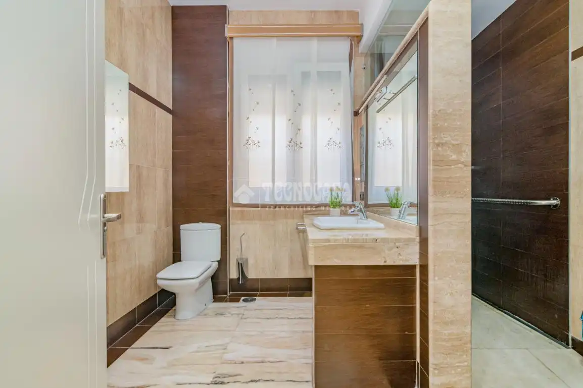 Baño de Casa o chalet en venta en La Zubia con Aire acondicionado, Calefacción y Jardín privado