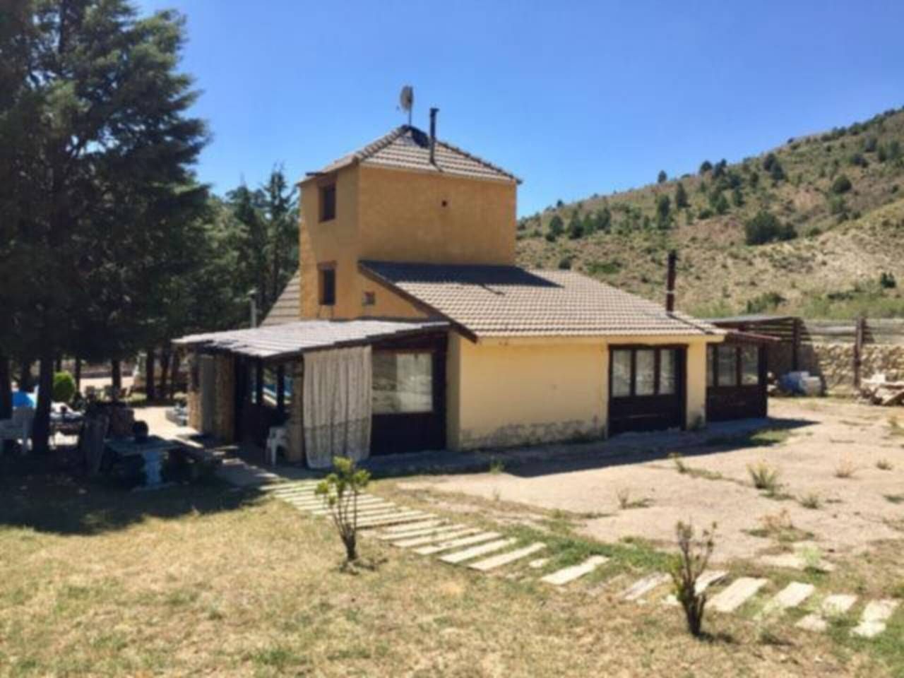 Vista exterior de Casa o xalet en venda en Camarena de la Sierra amb Jardí privat, Terrassa i Piscina