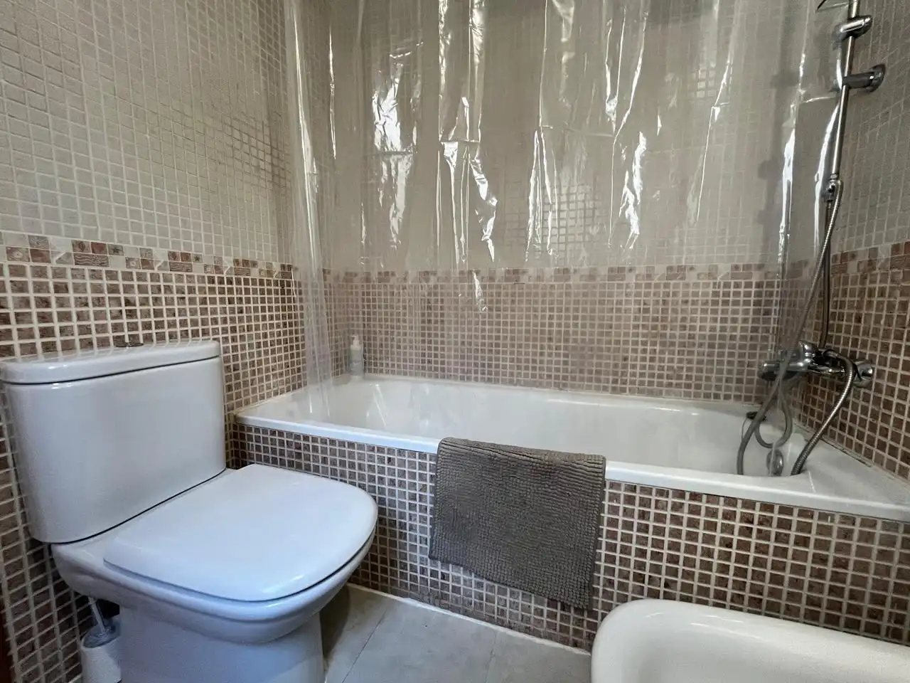 Baño de Piso en venta en El Casar con Calefacción, Terraza y Balcón