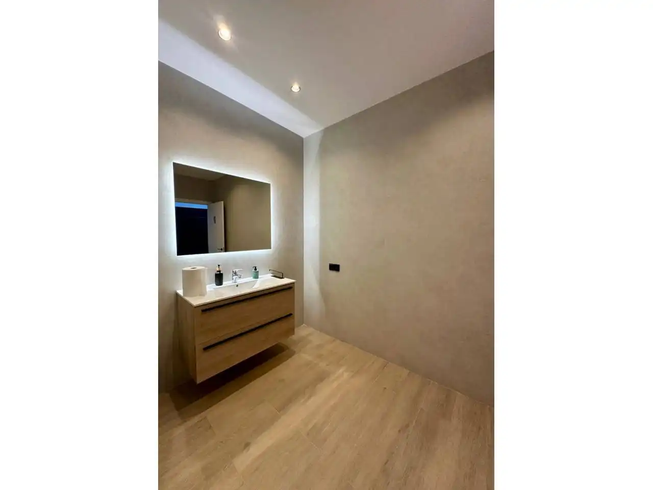 Badezimmer von Wohnung zum Verkauf in Gavà mit Klimaanlage, Heizung und Balkon