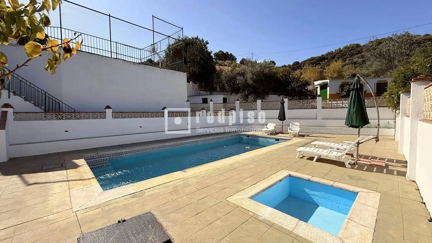 Schwimmbecken von Haus oder Chalet zum Verkauf in Casabermeja mit Privatgarten, Terrasse und Abstellraum