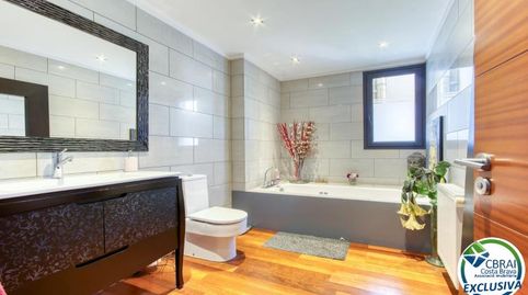Casa unifamiliar exclusiva con ascensor, jardín y múltiples espacios independientes en Llançà, image 4