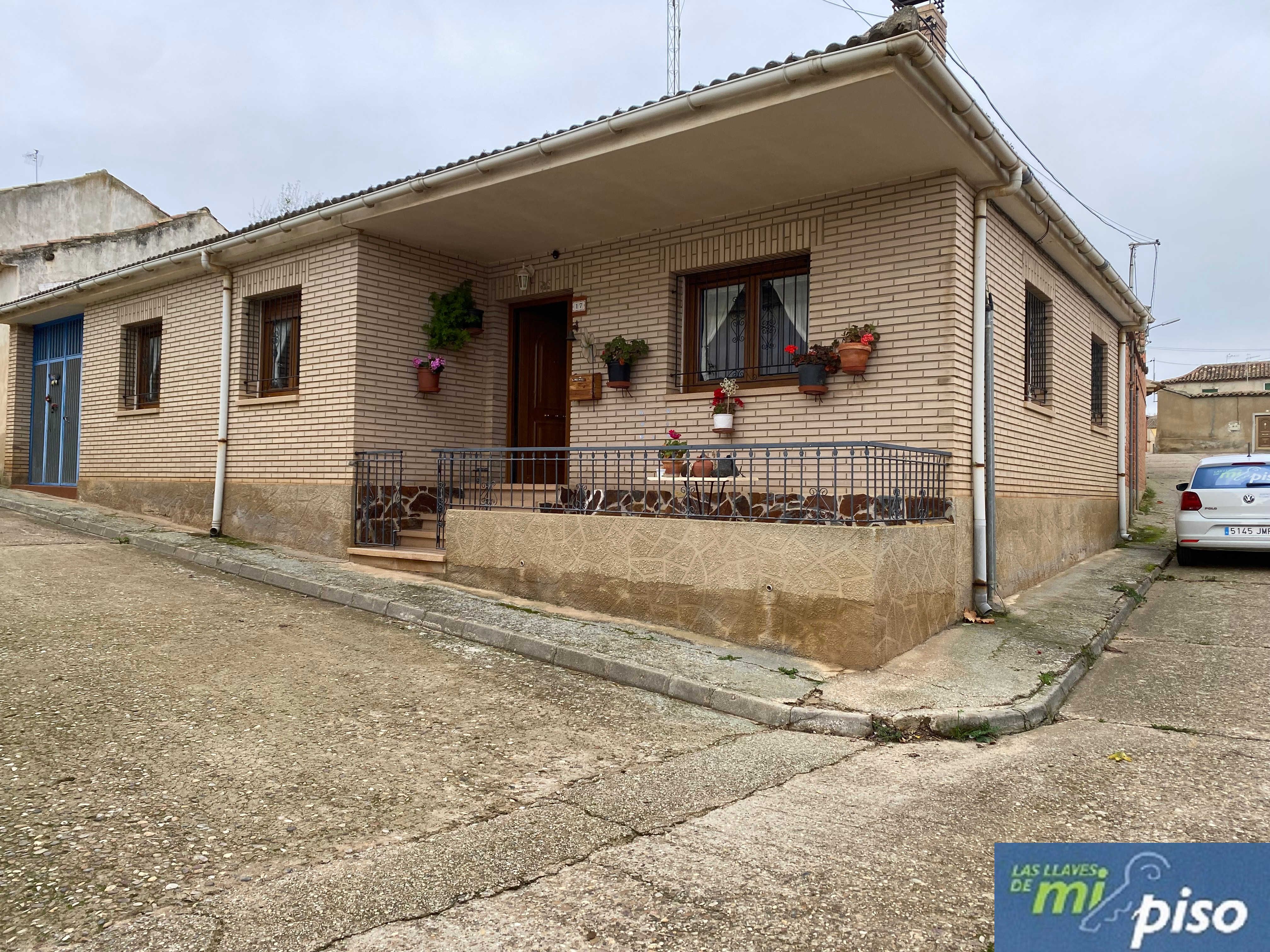 Vista exterior de Casa o xalet en venda en Tordehumos amb Calefacció, Jardí privat i Terrassa