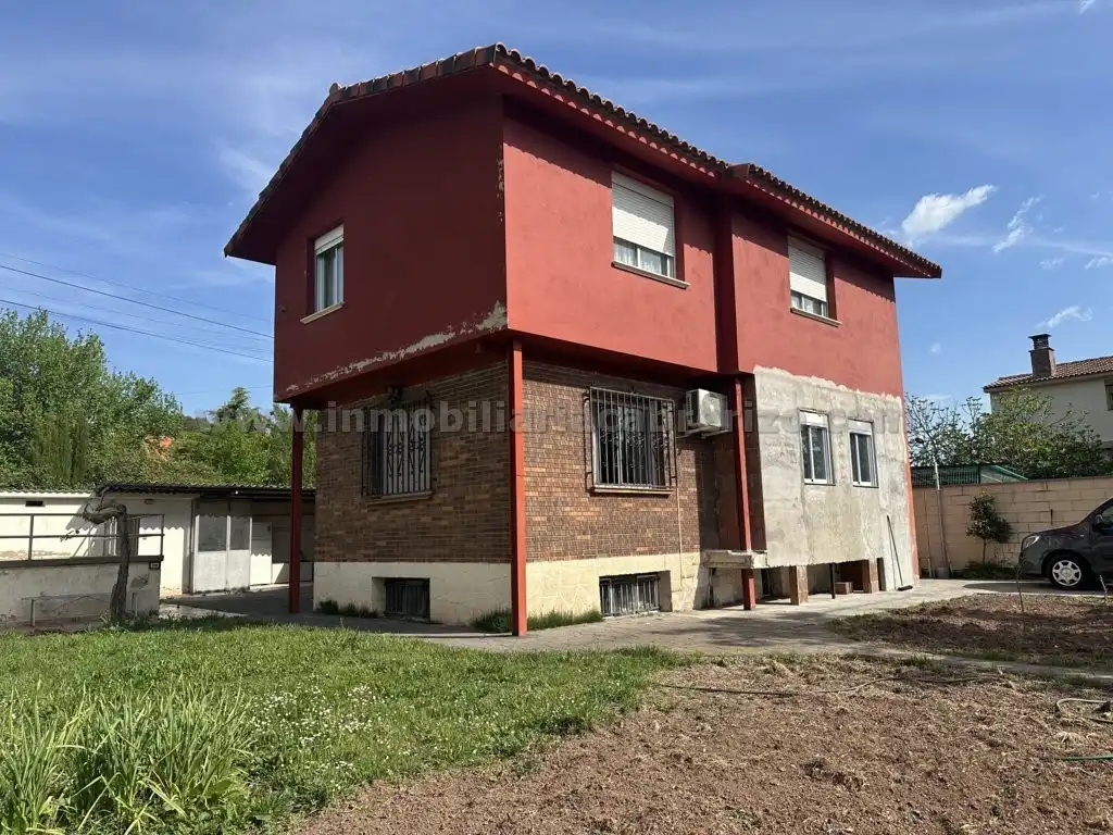 Vista exterior de Casa o xalet en venda en Entrena amb Calefacció, Jardí privat i Terrassa