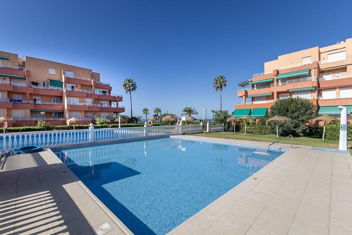 Piscina de Planta baixa en venda en Salobreña amb Terrassa i Piscina comunitària