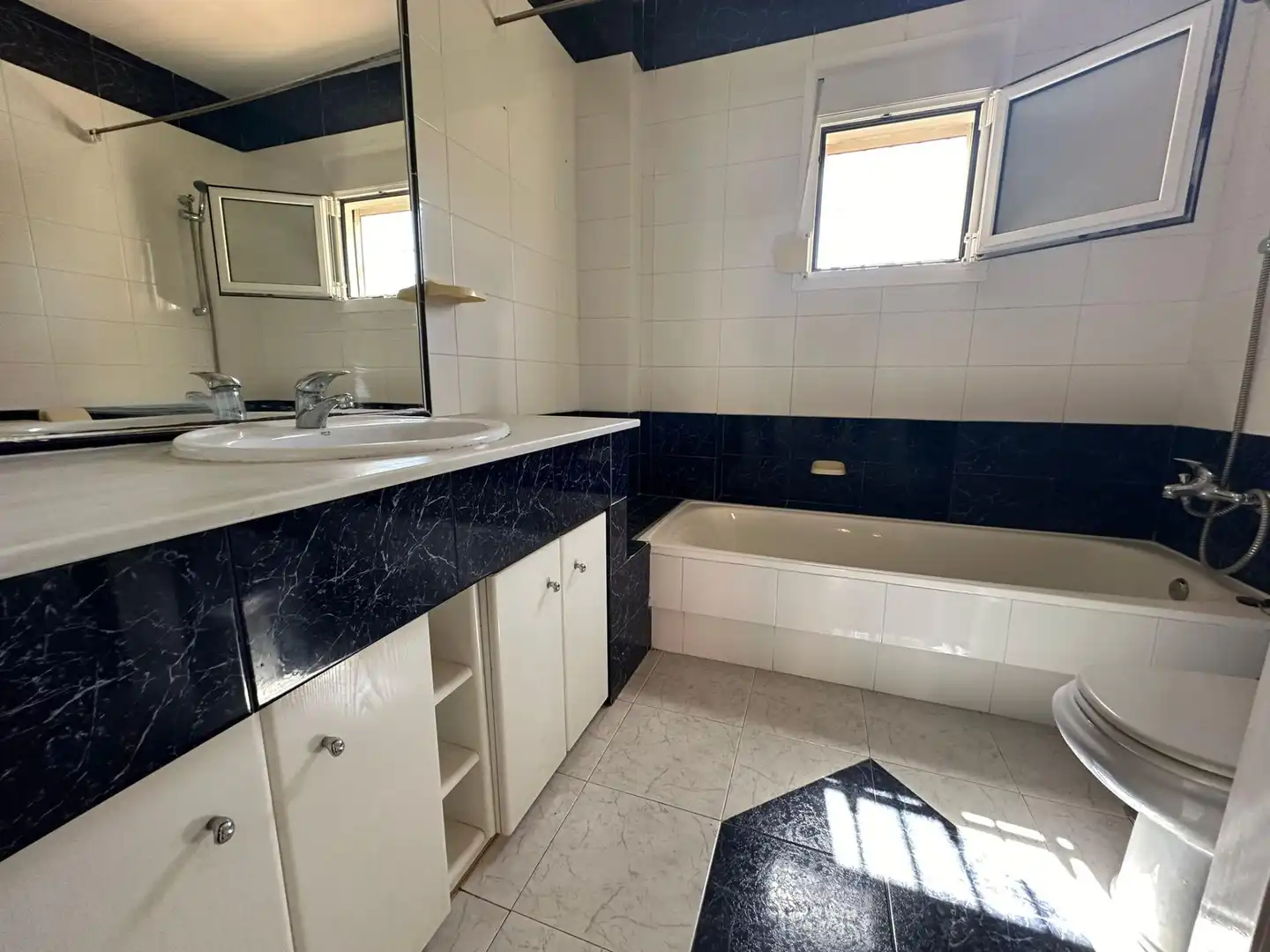 Baño de Casa adosada en venta en Benidorm con Aire acondicionado, Calefacción y Jardín privado