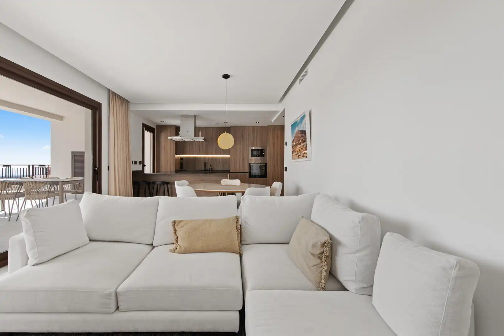 Sala de estar de Apartamento en venta en Istán con Aire acondicionado, Terraza y Piscina