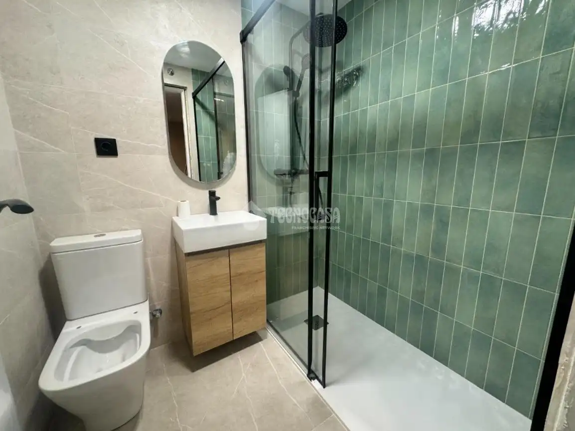 Bathroom of Flat for sale in Madrid