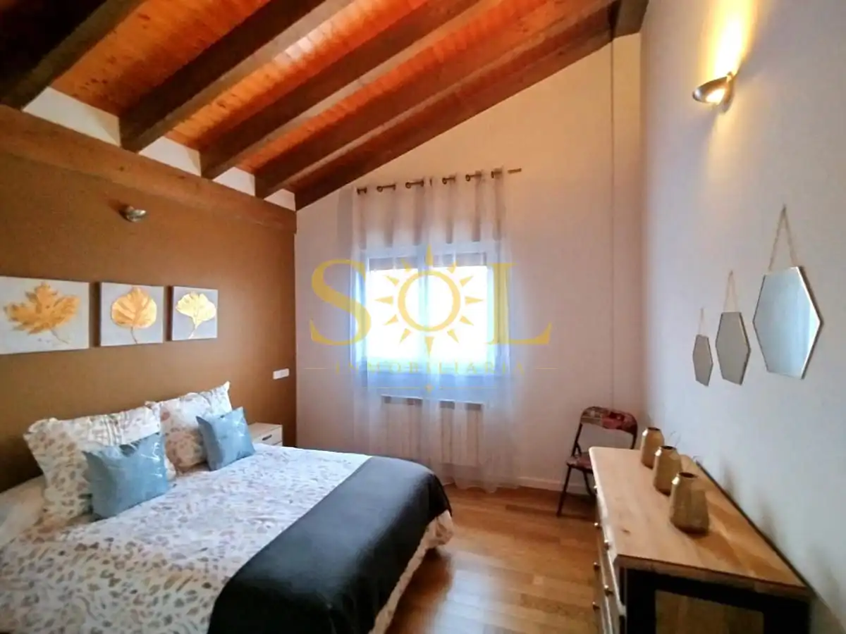 Dormitori de Casa adosada en venda en Valverde de la Virgen amb Calefacció, Jardí privat i Parquet