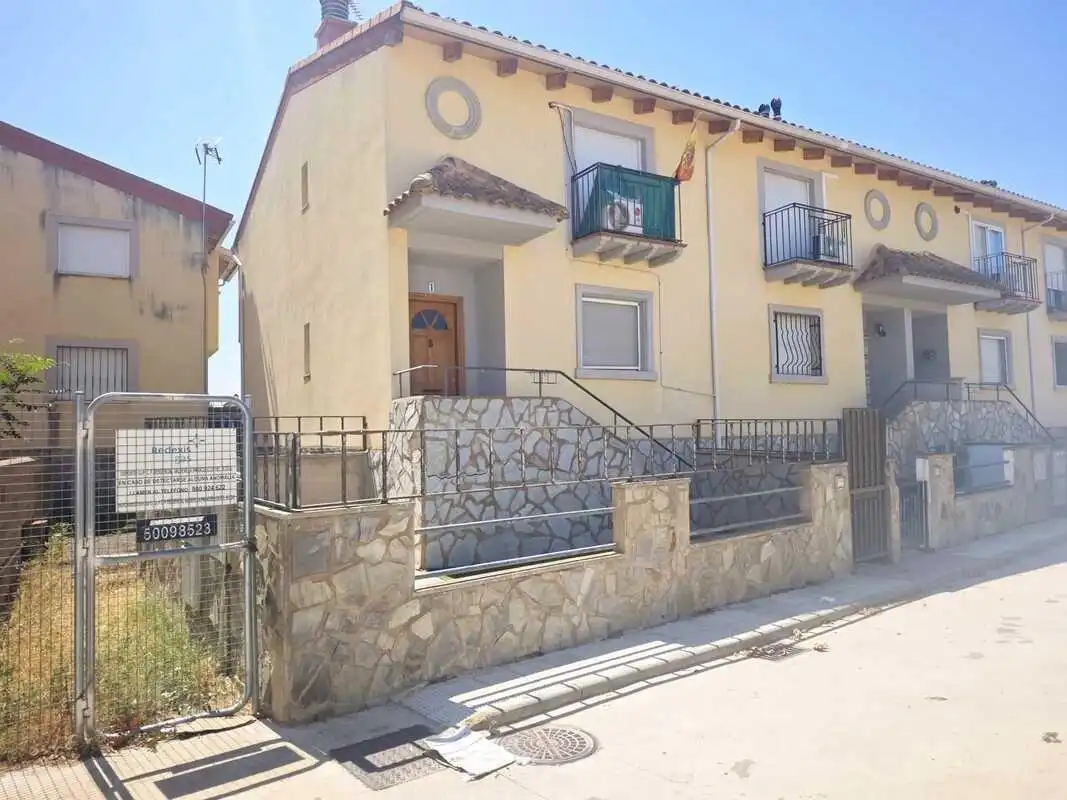 Vista exterior de Casa adosada en venta en Paracuellos de Jiloca con Aire acondicionado, Calefacción y Jardín privado