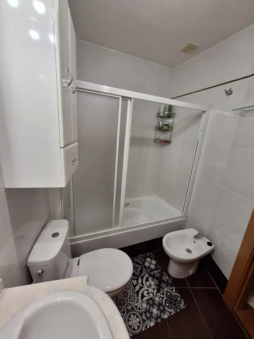 Bathroom of Flat for share in León Capital   with Heating, Parquet flooring and Storage room