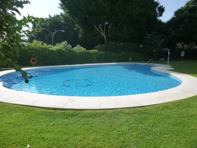 Piscina de Piso en venta en Benalmádena con Terraza, Horno y Lavadora