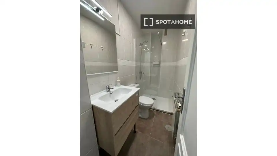 Bathroom of Flat for share in Juan de la Cierva