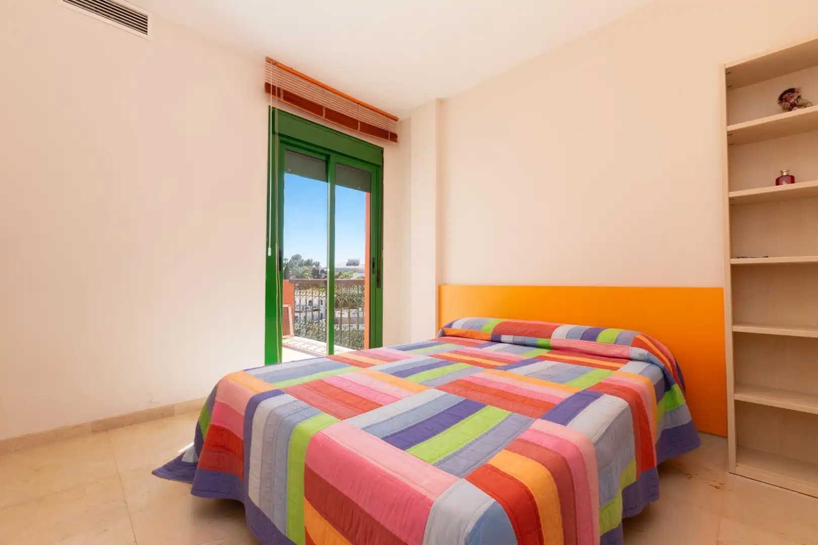 Habitación de Dúplex en venta en Fuengirola con Terraza, Trastero y Piscina comunitaria