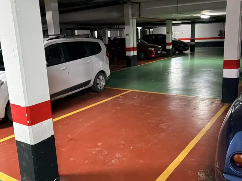 Parkplatz von Garage zur Miete in Cadrete