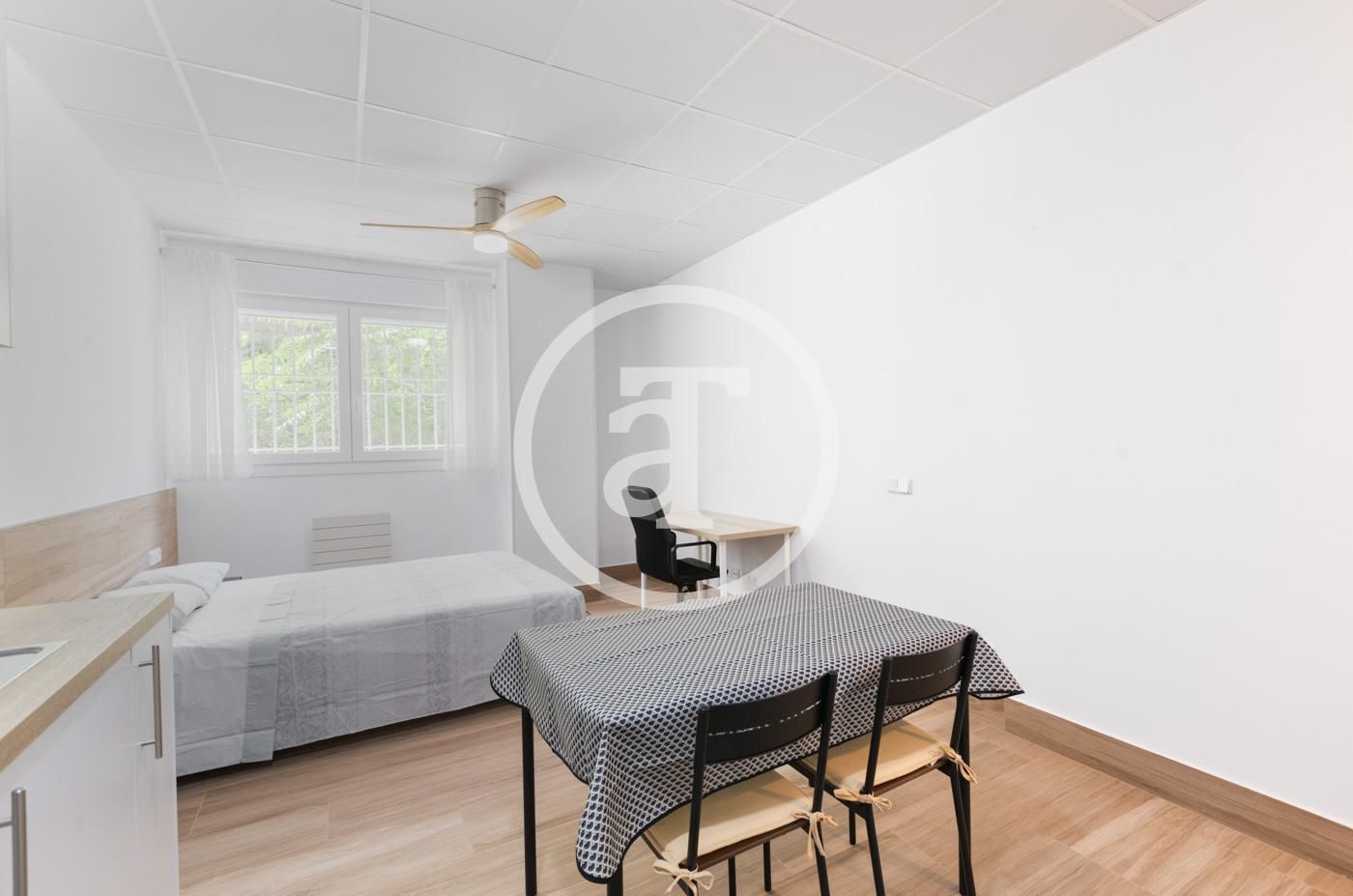 Habitación de Estudio de alquiler en  Madrid Capital con Calefacción, Amueblado y Horno