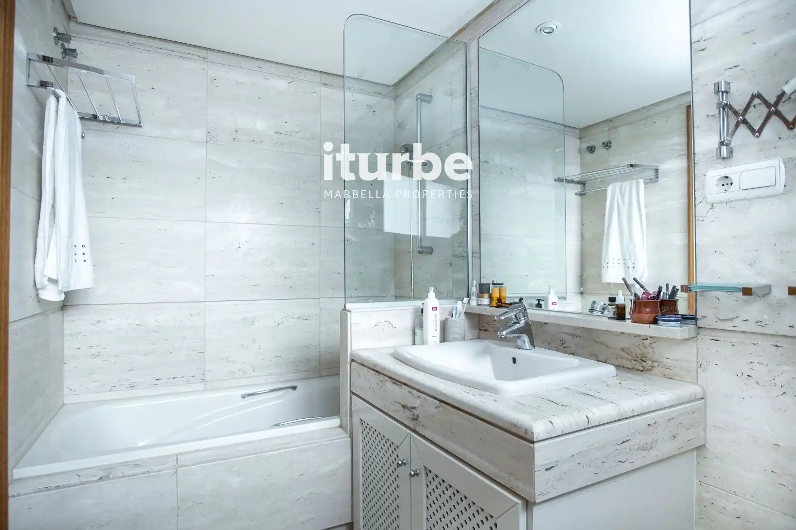 Bathroom of Flat for rent in Marbella  with Air Conditioner, Terrace and Swimming Pool