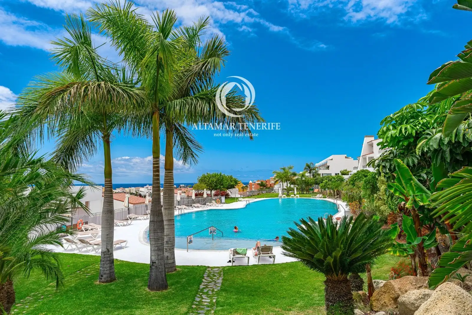 Apartamento con piscina en venta en de los Acantilados