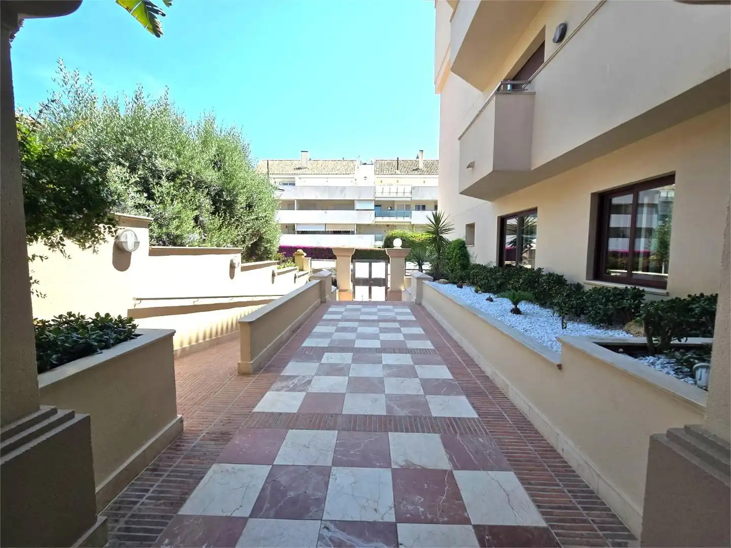 Vista exterior de Pis en venda en Marbella amb Aire condicionat, Terrassa i Moblat
