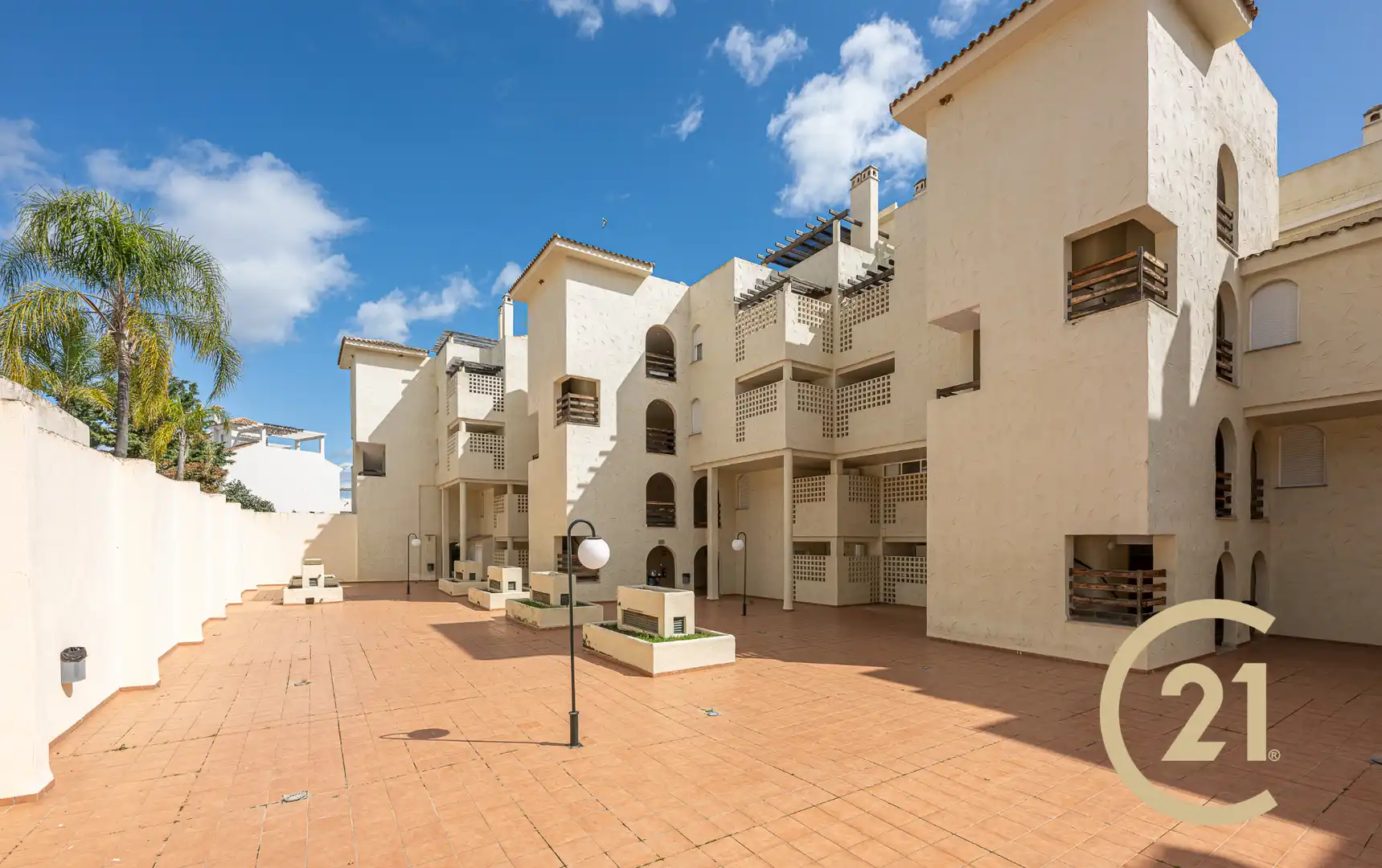 Vista exterior de Dúplex en venda en Estepona amb Aire condicionat, Terrassa i Moblat