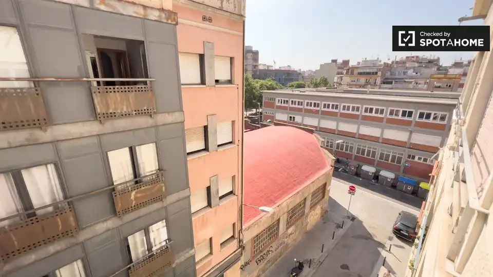 Vista exterior de Pis per a compartir en L'Hospitalet de Llobregat amb Aire condicionat, Calefacció i Moblat