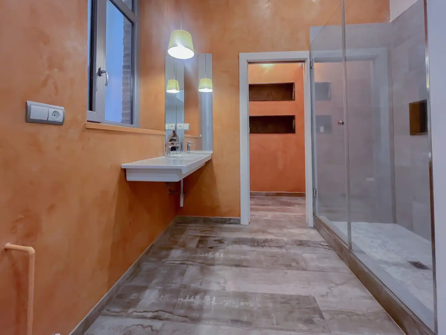 Badezimmer von Wohnung zur Miete in Sevilla mit Klimaanlage, Heizung und Abstellraum