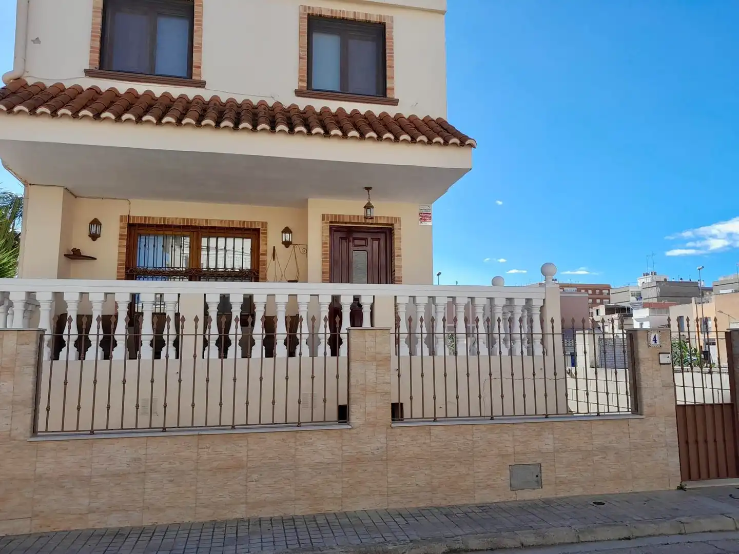 Vista exterior de Casa o xalet en venda en Sueca amb Aire condicionat, Terrassa i Piscina comunitària