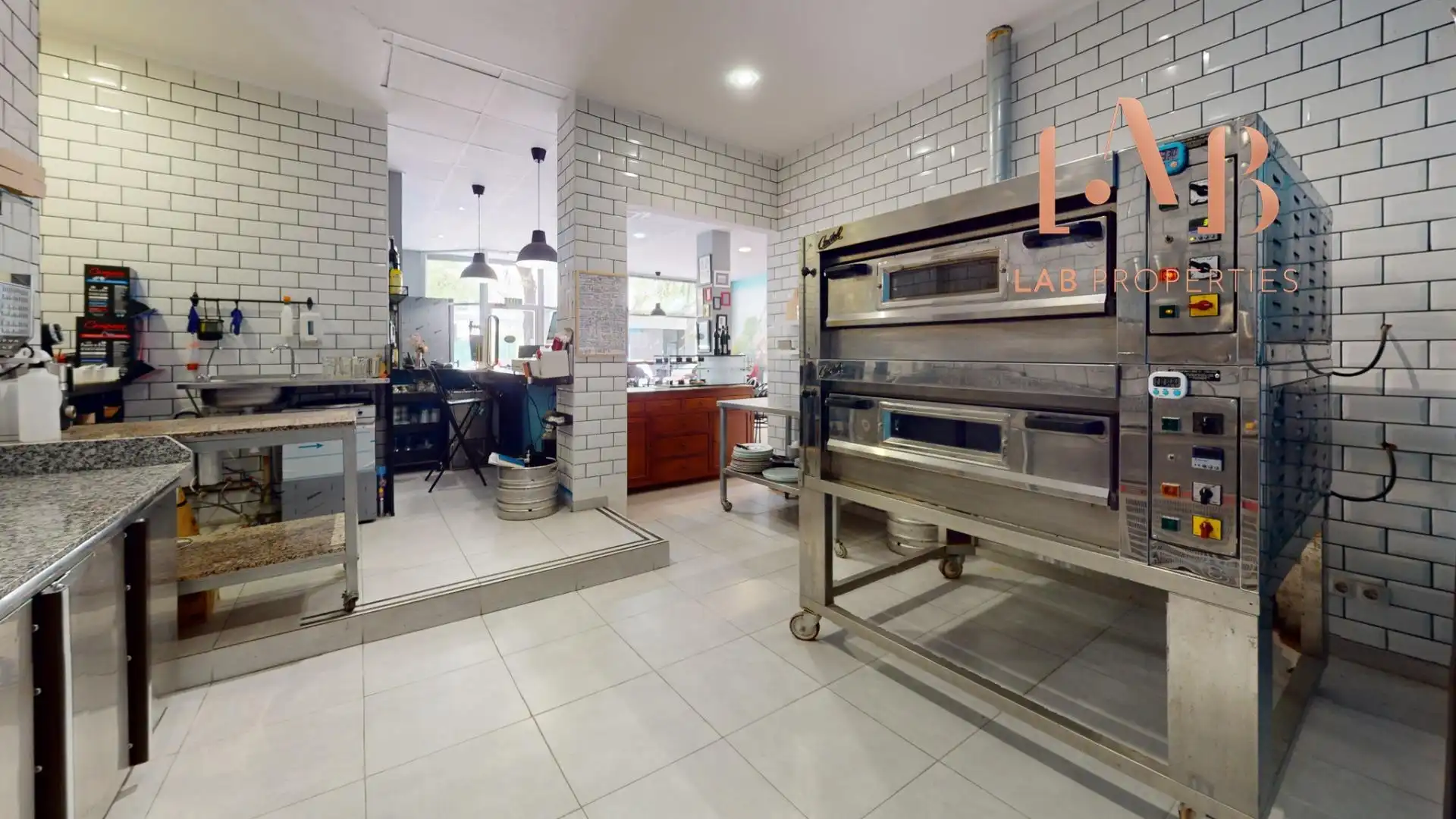 Cuina de Local de lloguer en  Palma de Mallorca amb Aire condicionat i Moblat