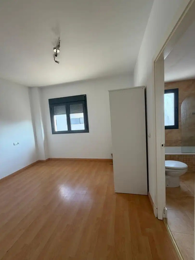 Dormitori de Casa adosada en venda en Puerto Real amb Aire condicionat, Terrassa i Traster