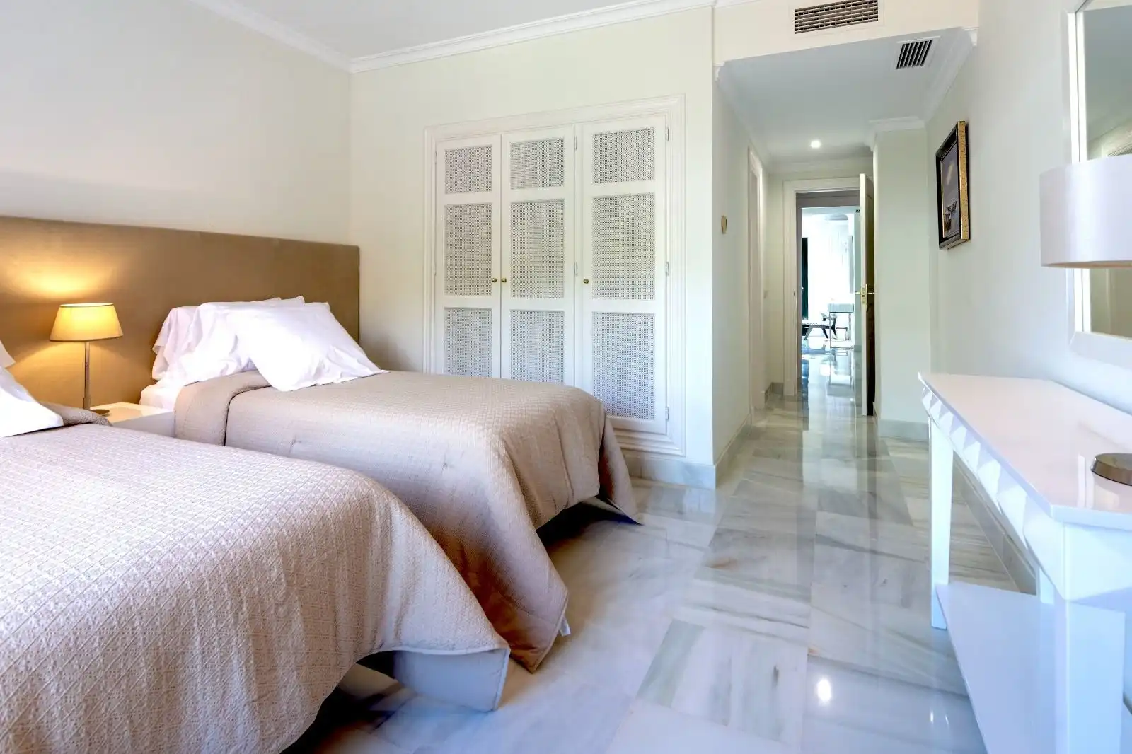 Habitación de Apartamento en venta en Benahavís con Terraza, Amueblado y Piscina comunitaria