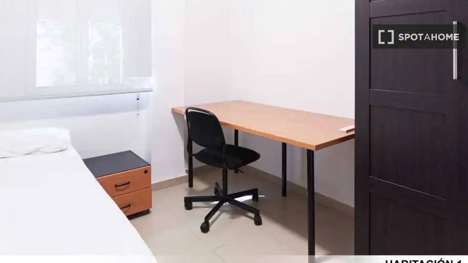 Bedroom of Flat for rent in Sevilla  with Air Conditioner, Heating and Furnished