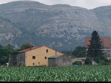 Casa rústica amb jardí en venda a Barrio La Cruz