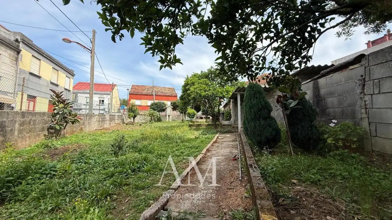 Casa adosada en venta en Vigo  con Calefacción, Jardín privado y Trastero