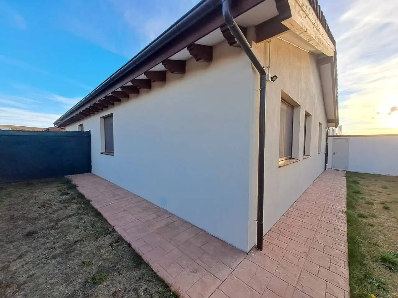 Vista exterior de Casa o xalet en venda en Villalonquéjar