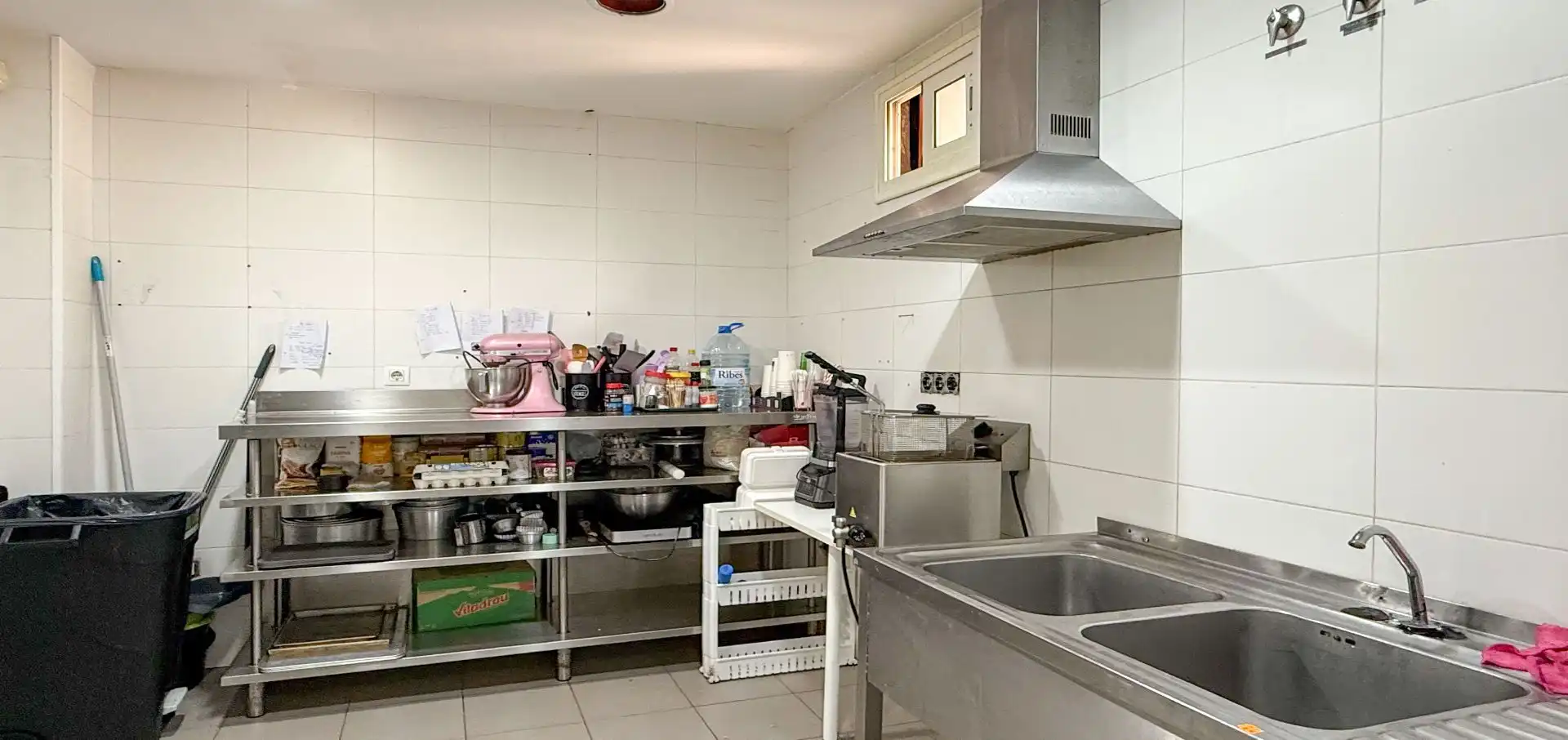 Cuina de Local de lloguer en Sant Boi de Llobregat amb Aire condicionat