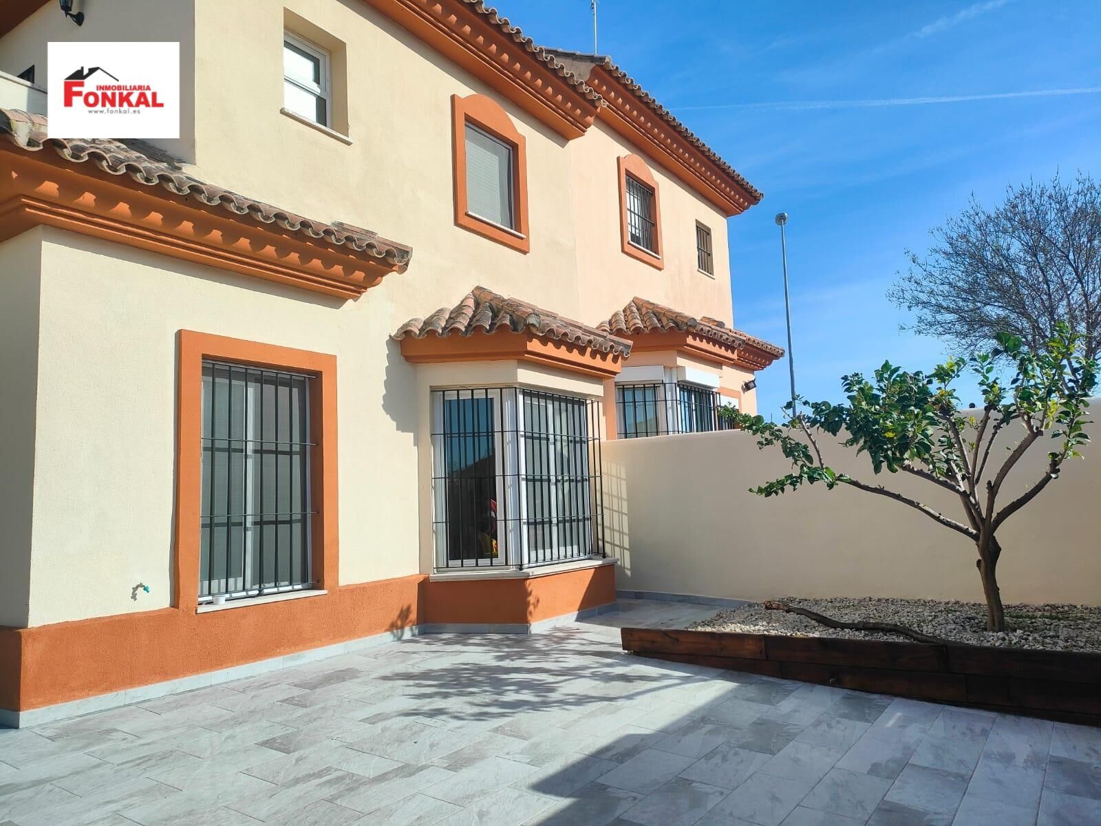 Vista exterior de Casa adosada en venda en Jerez de la Frontera amb Jardí privat, Terrassa i Balcó