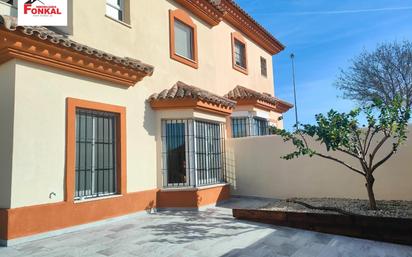 Vista exterior de Casa adosada en venda en Jerez de la Frontera amb Jardí privat, Terrassa i Balcó