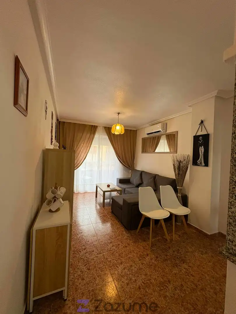 Sala de estar de Piso de alquiler en Torrevieja con Aire acondicionado, Calefacción y Piscina