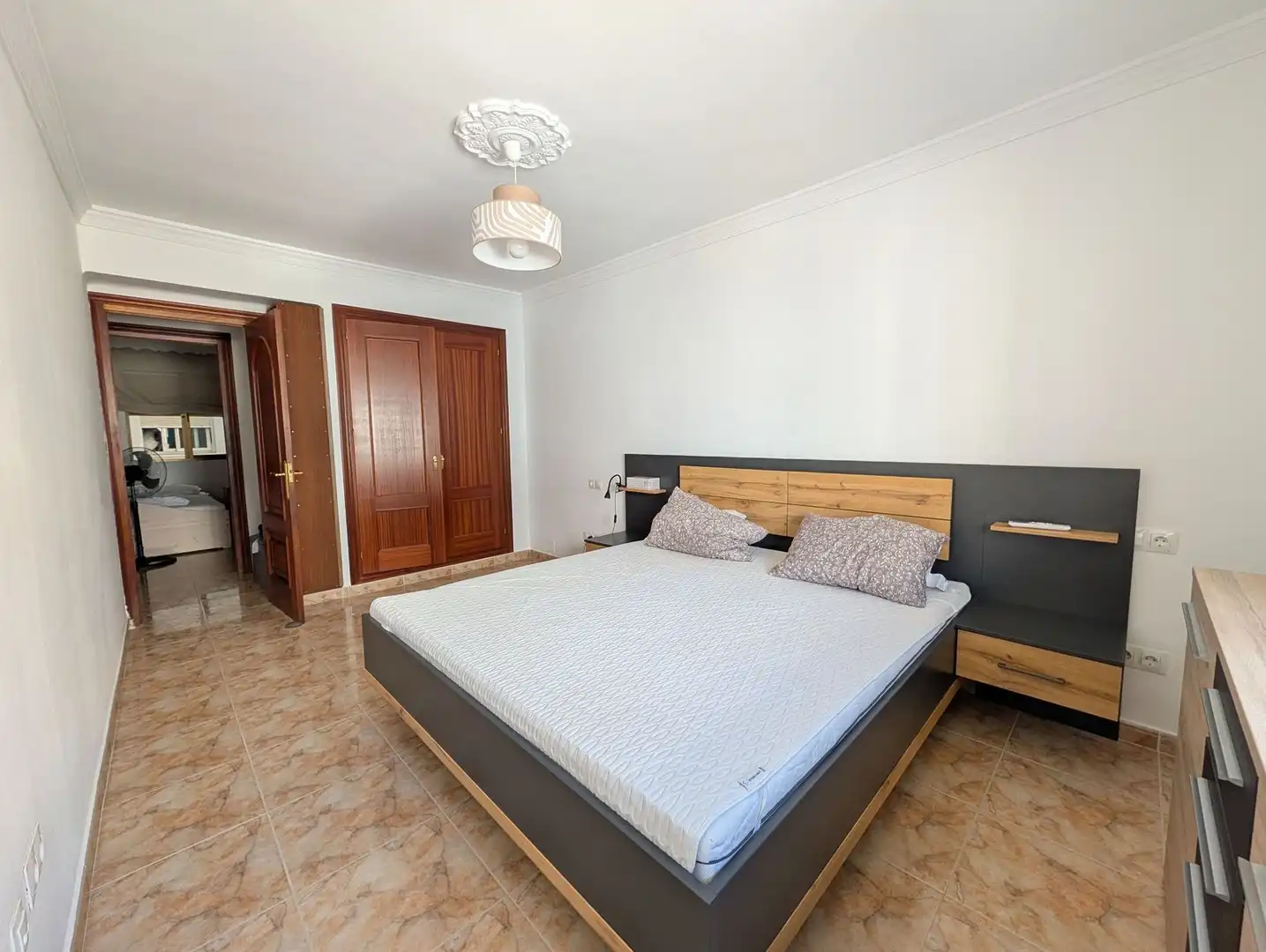 Habitación de Apartamento de alquiler en Estepona con Aire acondicionado, Calefacción y Terraza