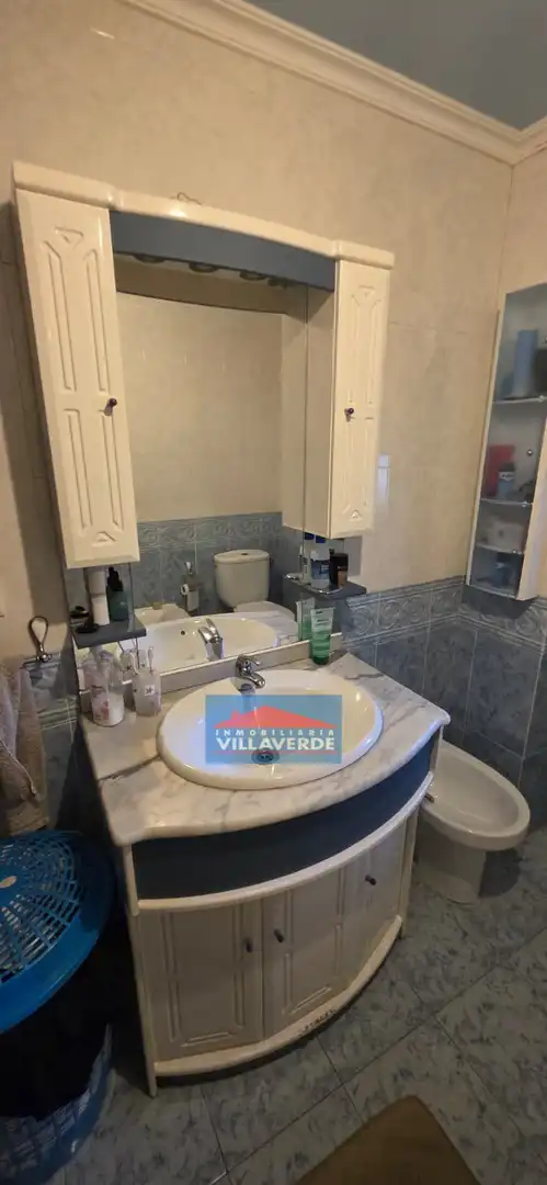 Baño de Piso en venta en Cangas  con Calefacción, Trastero y Amueblado