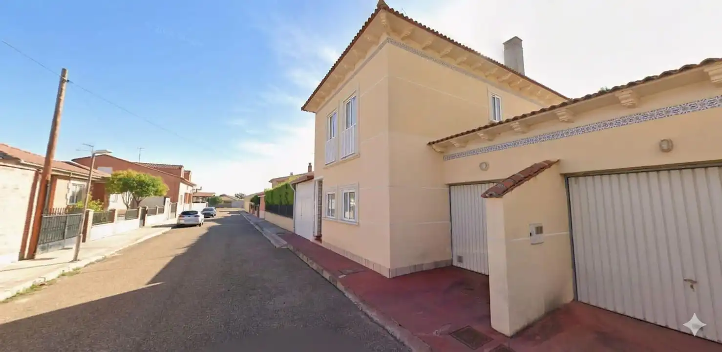 Vista exterior de Casa adosada en venda en Mojados amb Calefacció, Jardí privat i Parquet