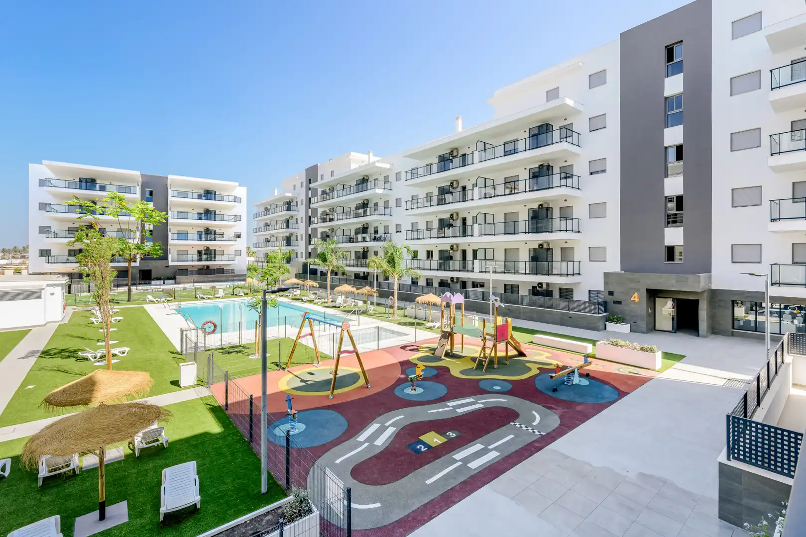 Piscina de Piso de alquiler en La Rinconada con Aire acondicionado, Calefacción y Parquet