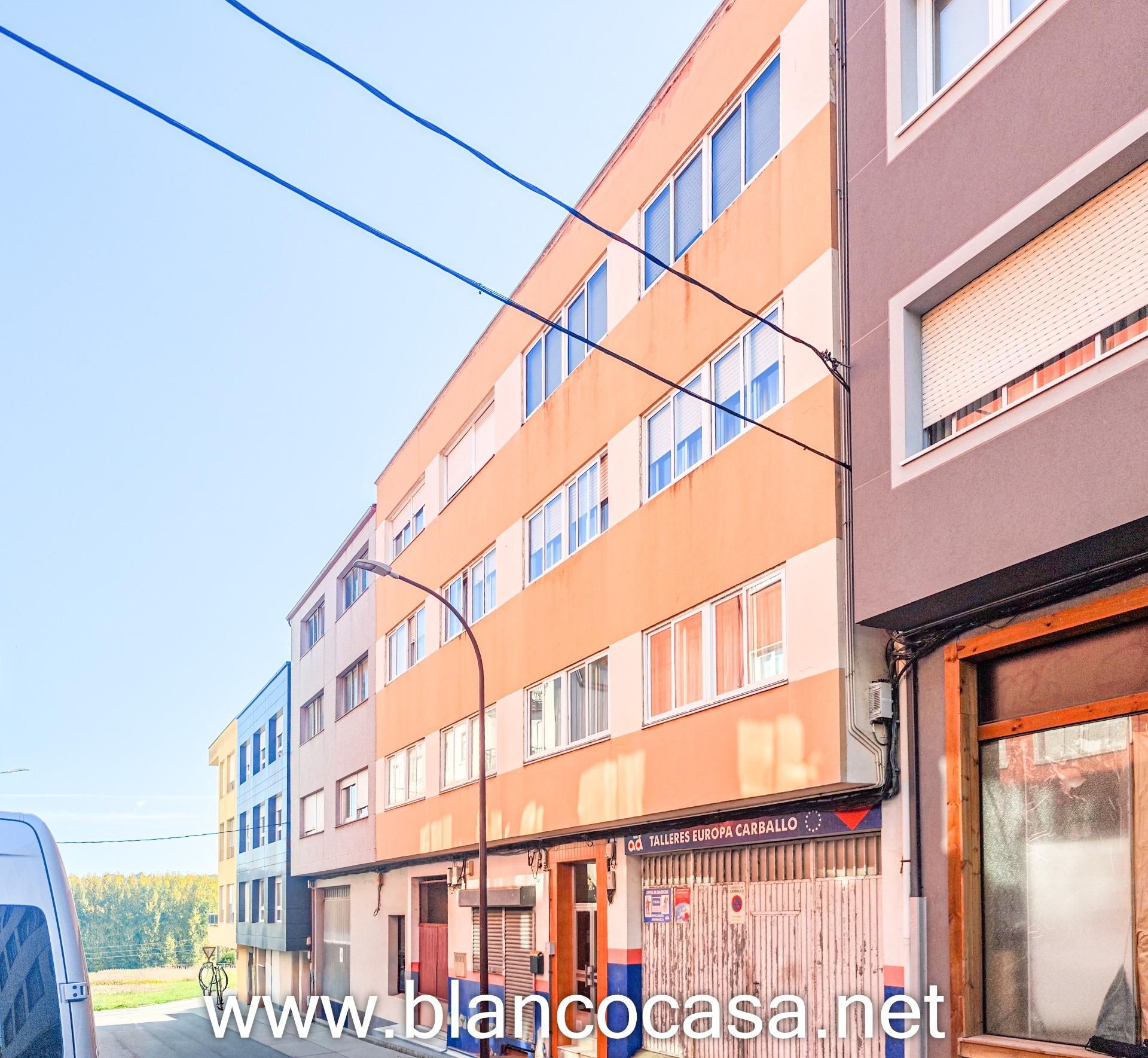 Vista exterior de Pis en venda en Carballo amb Calefacció i Terrassa
