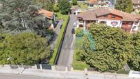 Vista exterior de Casa adosada en venda en Langreo amb Calefacció, Jardí privat i Parquet