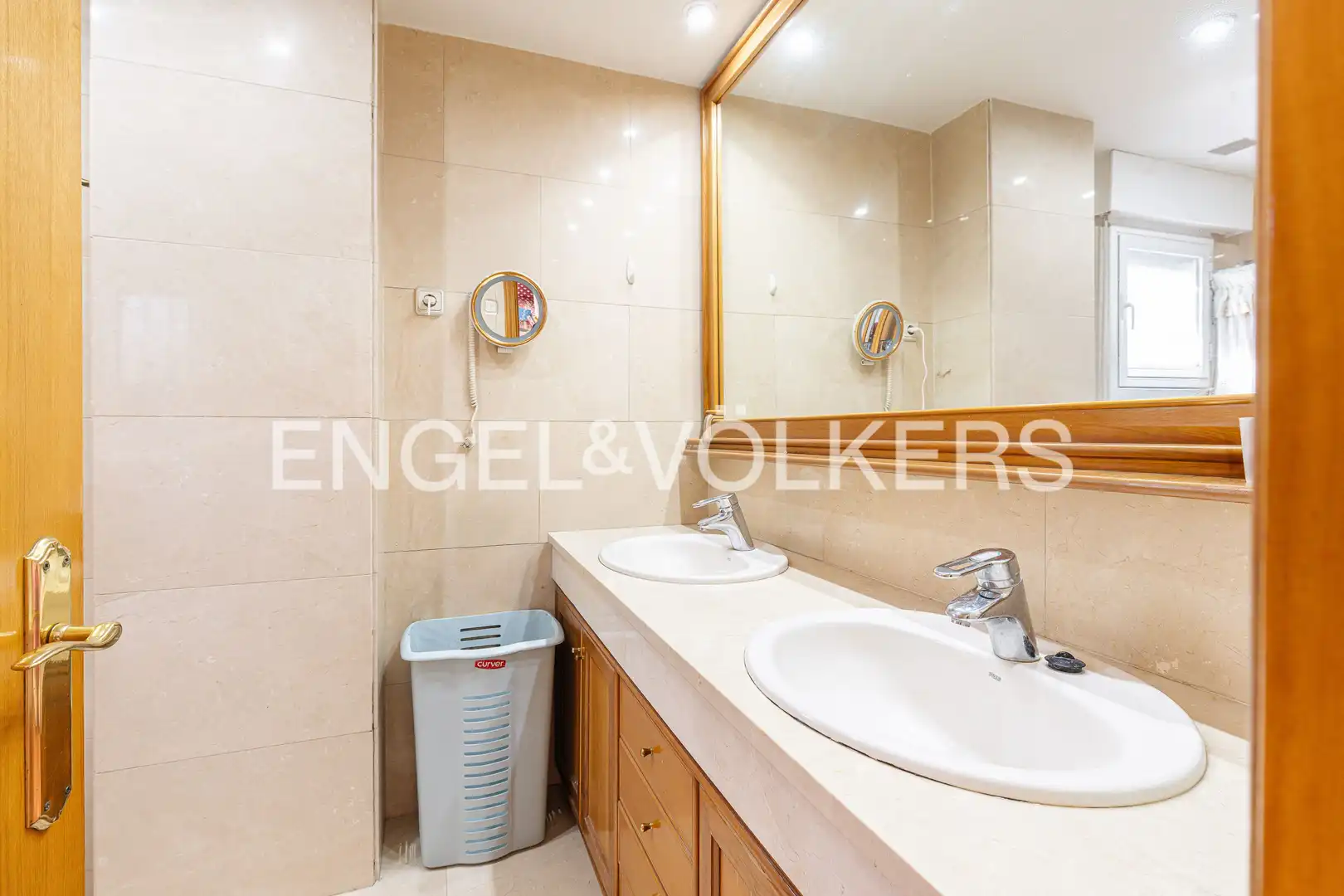 Baño de Casa adosada en venta en Madrid con Aire acondicionado, Calefacción y Jardín privado
