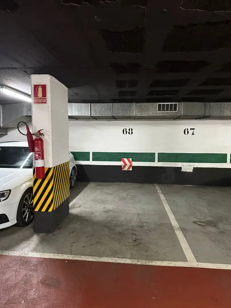 Einzelparkplatz mit Aufzug zur Miete in Carrer del Consell de Cent