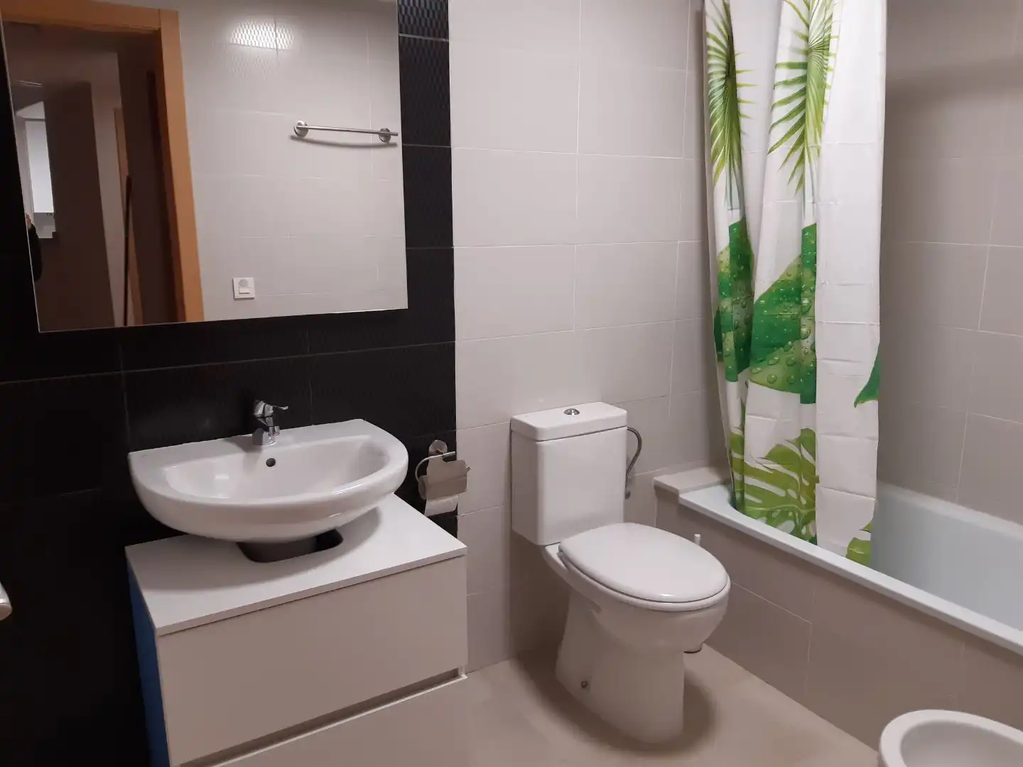Bany de Pis de lloguer en La Pobla de Vallbona amb Parquet, Moblat i Forn
