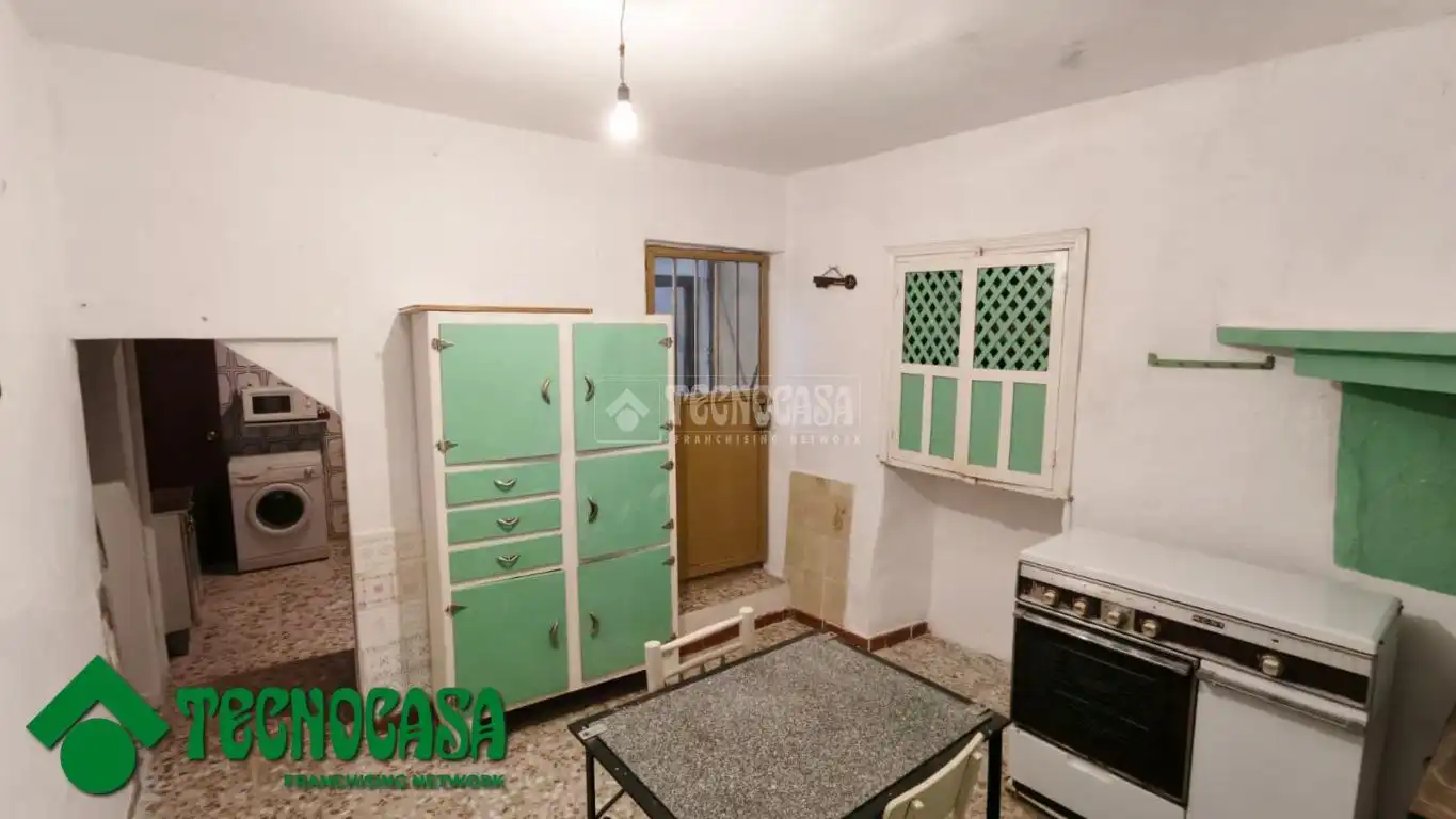 Küche von Einfamilien-Reihenhaus zum Verkauf in La Puebla de Montalbán mit Heizung, Privatgarten und Terrasse